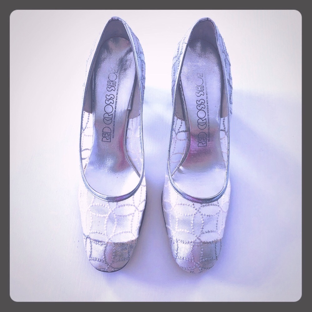 Vintage 70s/ 30s Silver metallic leather with mesh pattern pump sz 8